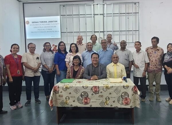 Dekan Fakultas Peternakan bersama pejabat lama dan pejabat baru dalam prosesi serah terima jabatan.