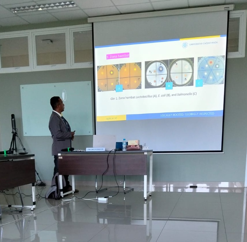Ir. Abdul Rahman Ollong memaparkan penelitian nanoemulsi minyak buah merah dalam Ujian Tertutup Program Doktor di Fakultas Peternakan UGM