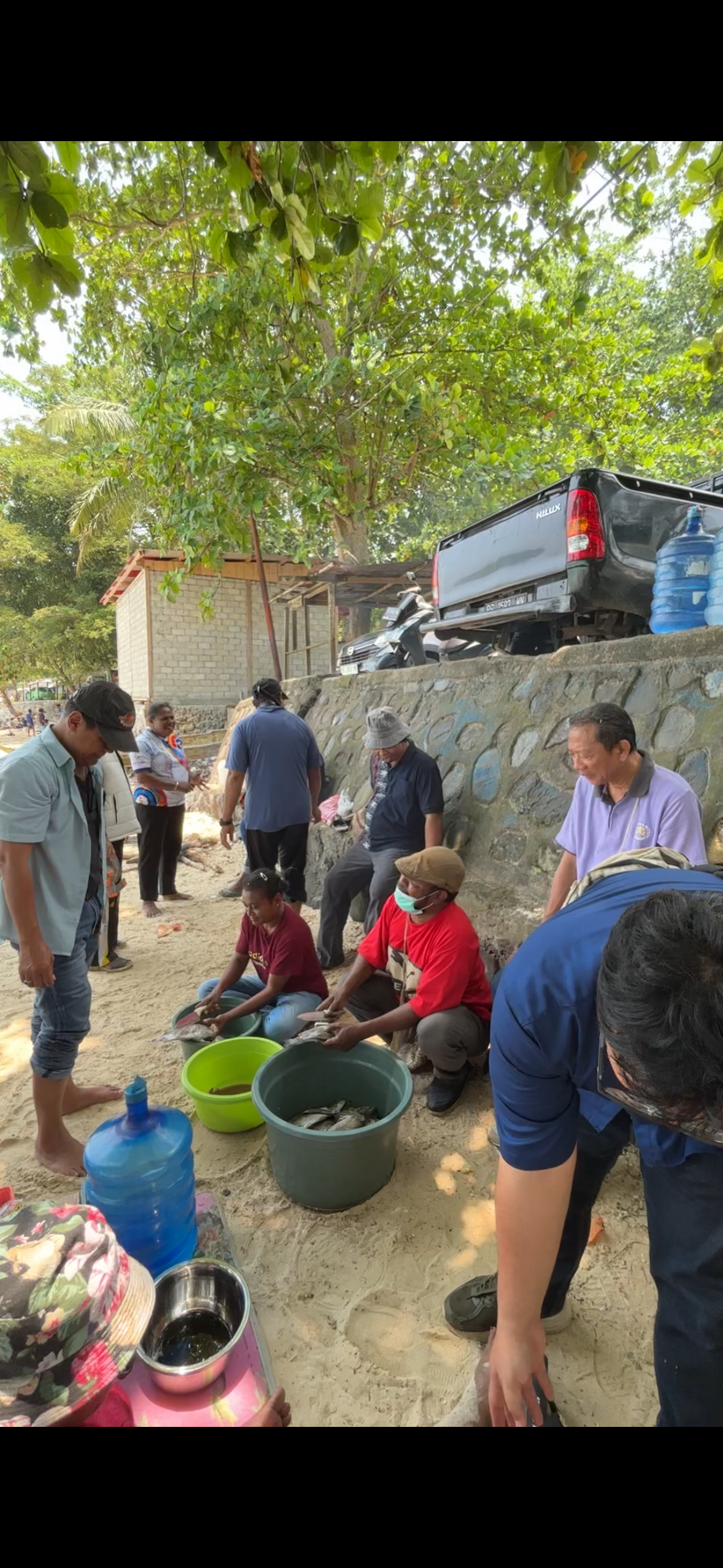 Santap bersama keluarga besar Fapet UNIPA di Pantai Pasir Putih