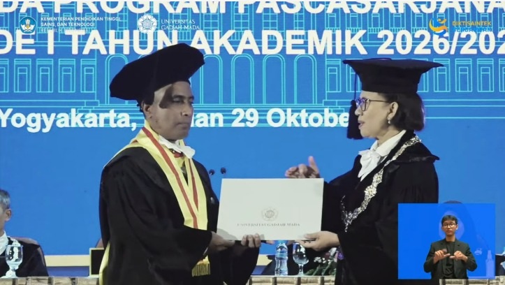 Dr. Abdul Rahman Ollong dalam prosesi Wisuda Program Pascasarjana Universitas Gadjah Mada pada 29 Oktober 2026